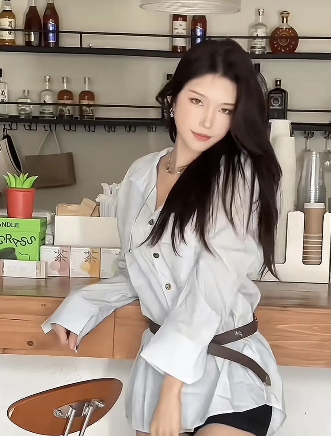 女主播称曾经神豪可以三选一，现在没得选，感慨以前大哥刷几百万都不会跟其恋爱，现在一个嘉年华就能牵手！
