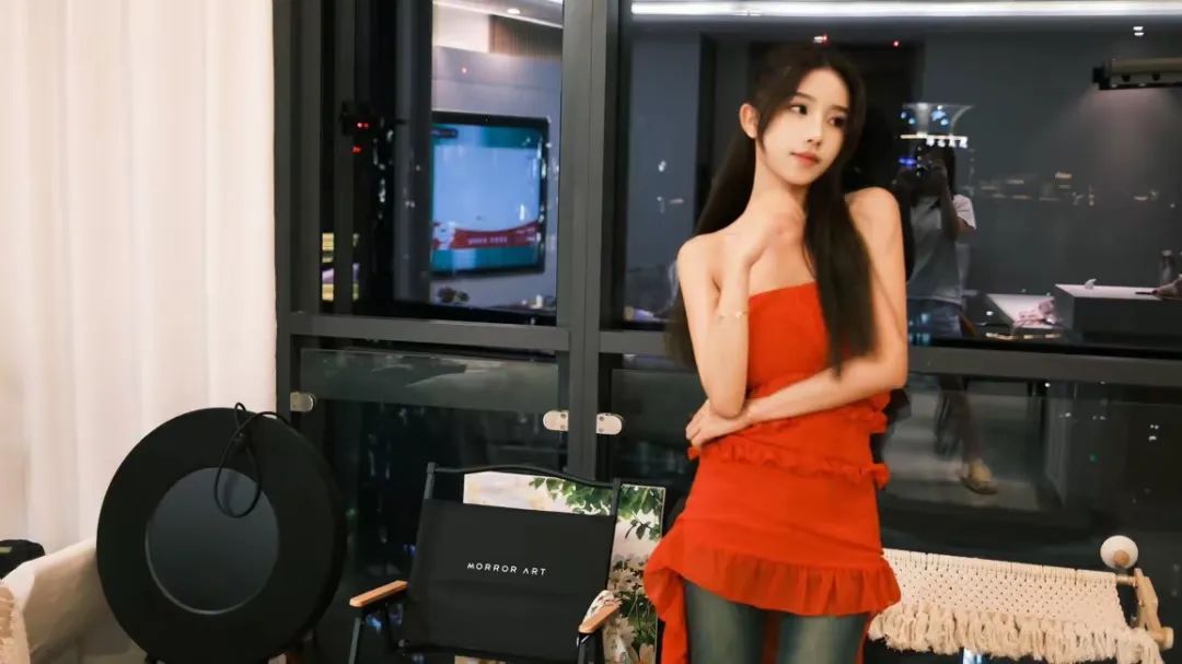 女主播称曾经神豪可以三选一，现在没得选，感慨以前大哥刷几百万都不会跟其恋爱，现在一个嘉年华就能牵手！
