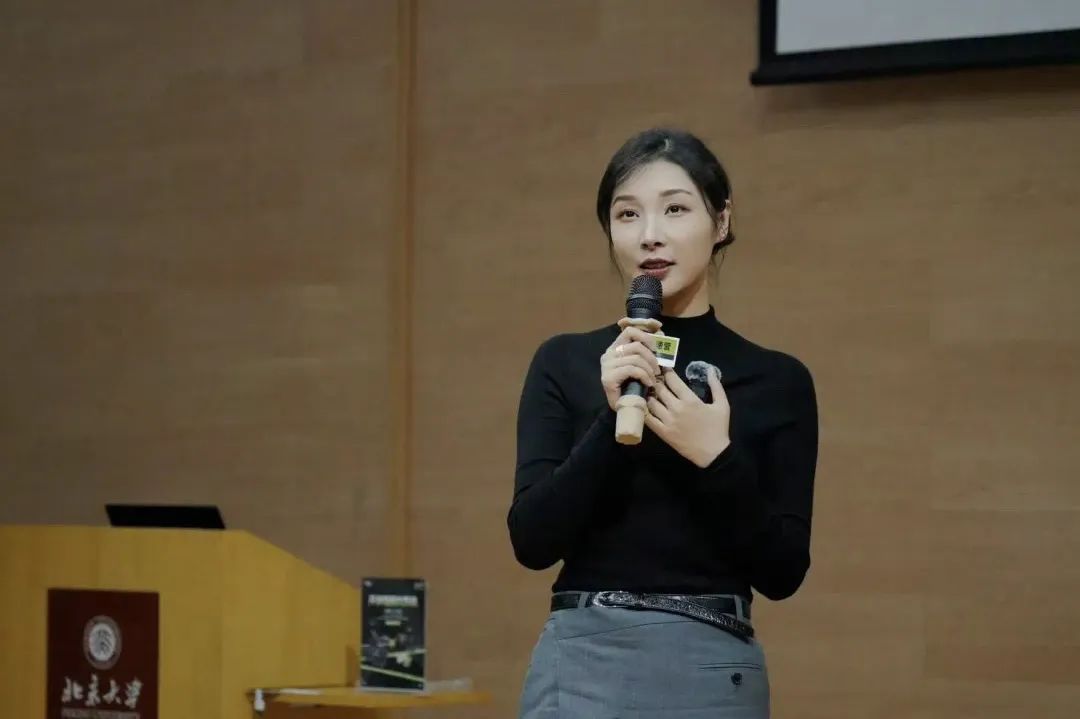 女流吐槽朋友借钱不还,去国外旅游不还钱,为了区区几万就不联系了?算什么朋友!网友热评:看你赚的多所以不还!