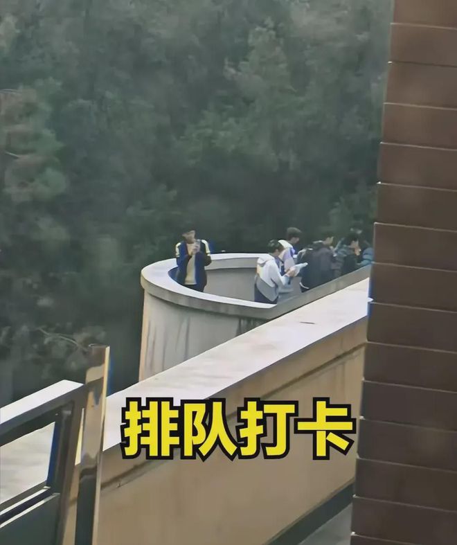 兰州交大情侣楼梯亲密行为曝光，不雅画面引发热议