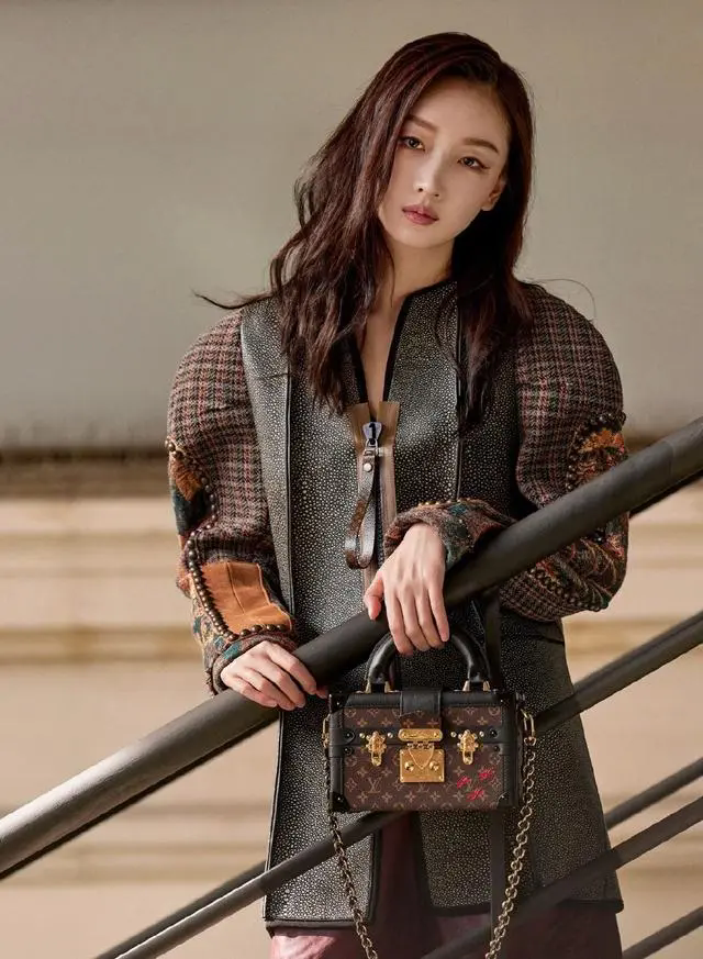 周冬雨韩国亮相:连衣裙造型惊艳网友