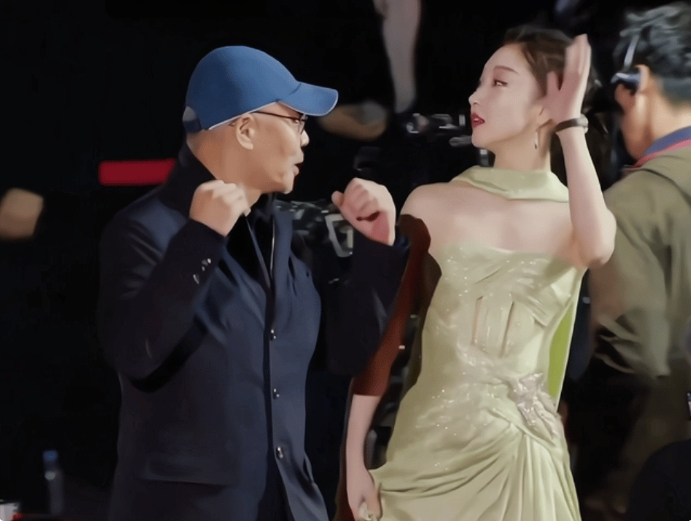 周冬雨韩国亮相:连衣裙造型惊艳网友