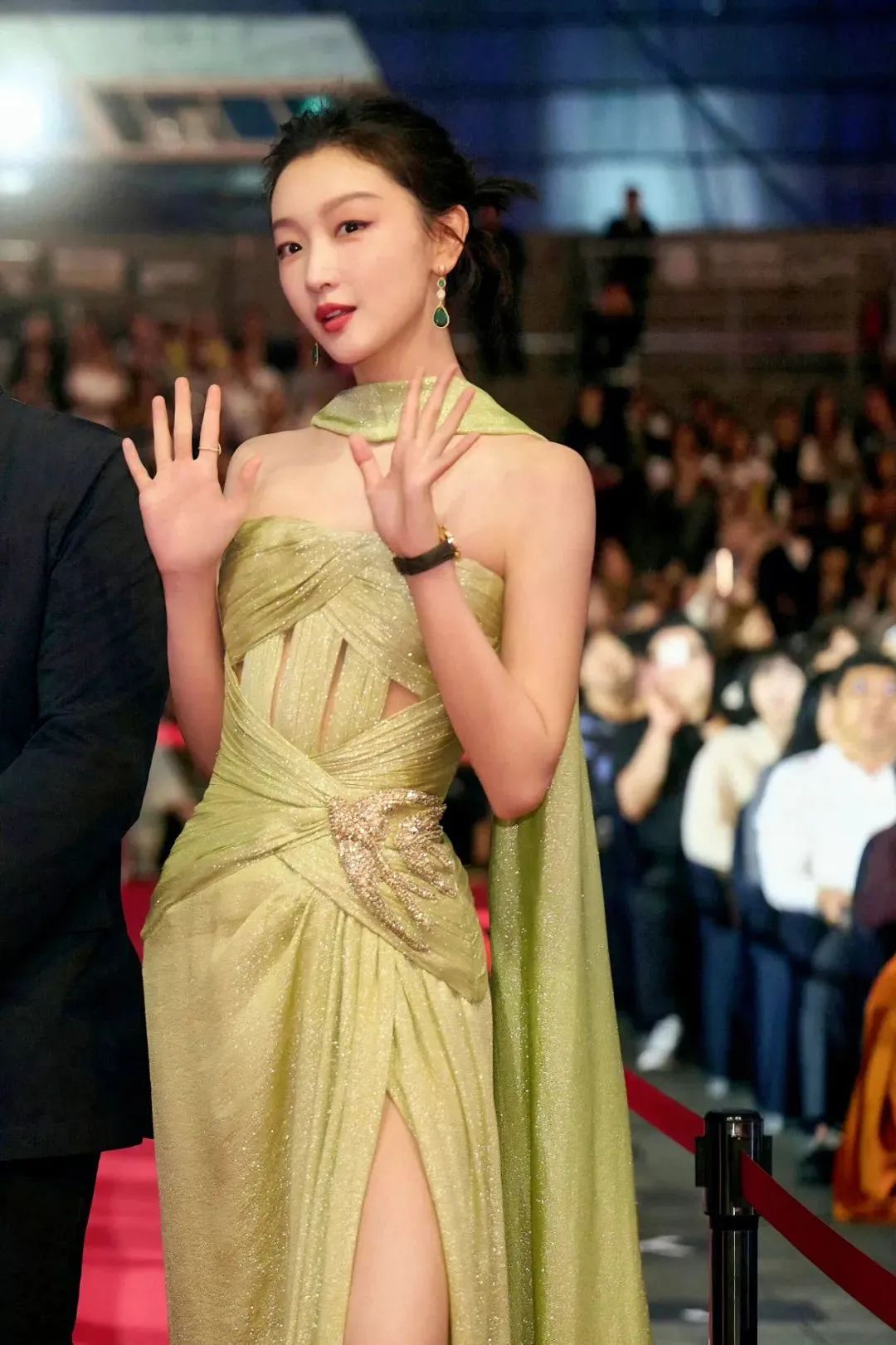 周冬雨韩国亮相:连衣裙造型惊艳网友