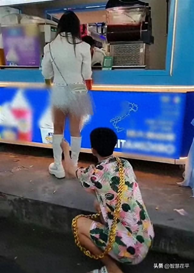 网红直播为吸粉竟做出如此恶劣行为：竹签捅女游客臀部