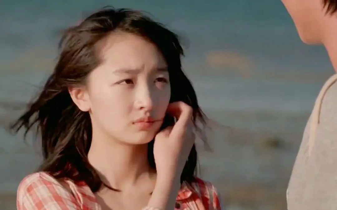 周冬雨韩国亮相:连衣裙造型惊艳网友