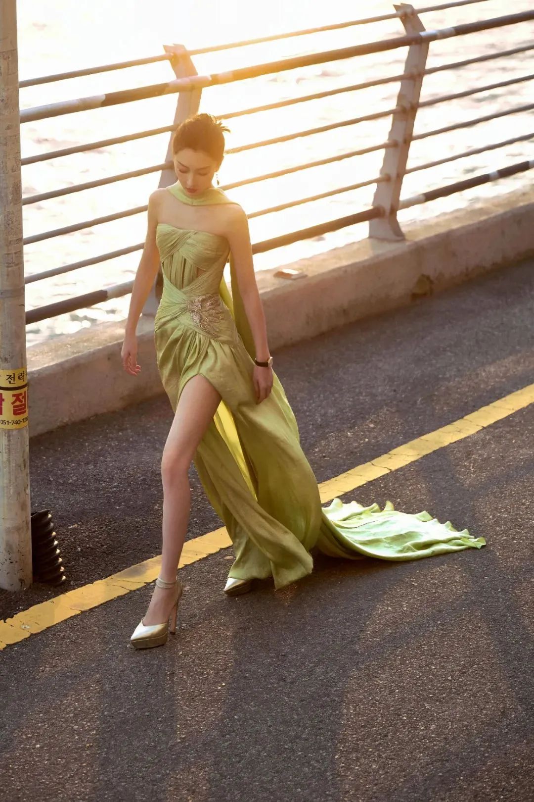 周冬雨韩国亮相:连衣裙造型惊艳网友