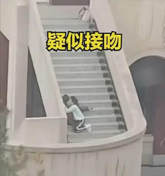 兰州交大情侣楼梯亲密行为曝光，不雅画面引发热议
