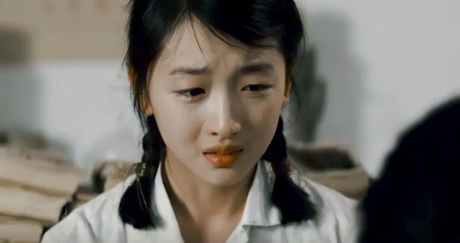 周冬雨韩国亮相:连衣裙造型惊艳网友